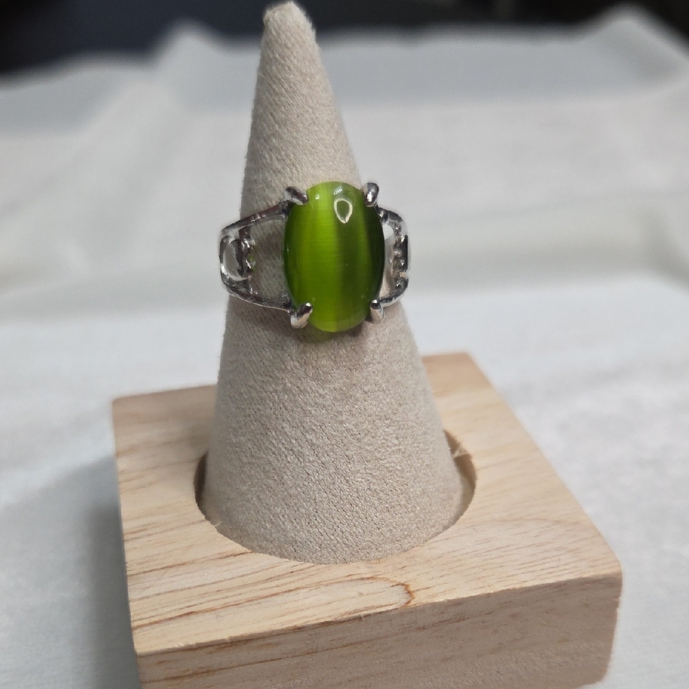Women's Green Cat Eye Stone Fashion Ring Silver Tone Band Boho Unique Size 7